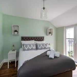Sea View 4 Bedroom In Holiday home
